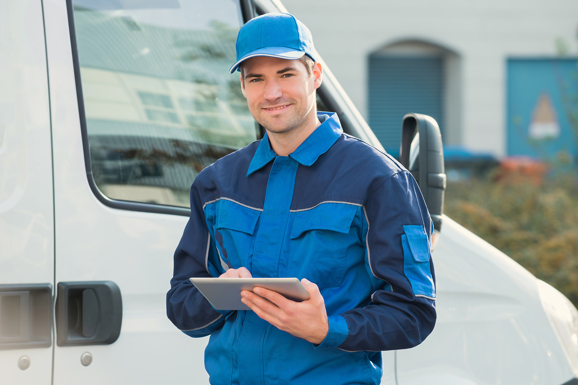 service person on-site i blåt tøj